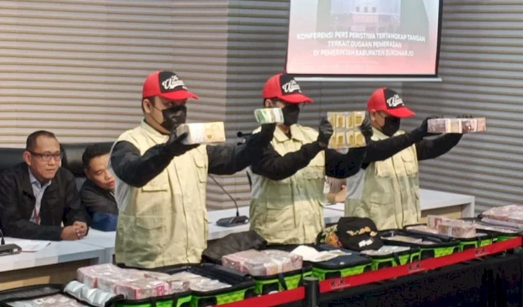 Barang bukti uang tunai, valuta asing, dan emas dalam perkara OTT Bupati Sukoharjo