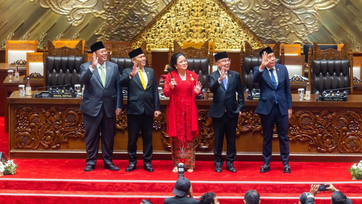 Pimpinan DPR RI memberikan keterangan mengenai penyusunan RUU Pemilu di kompleks parlemen